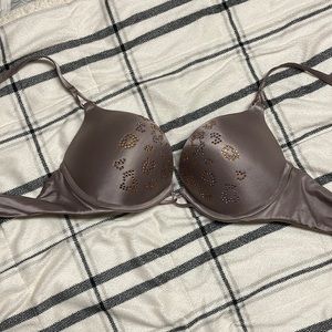 Victoria’s Secret bombshell plunge bra